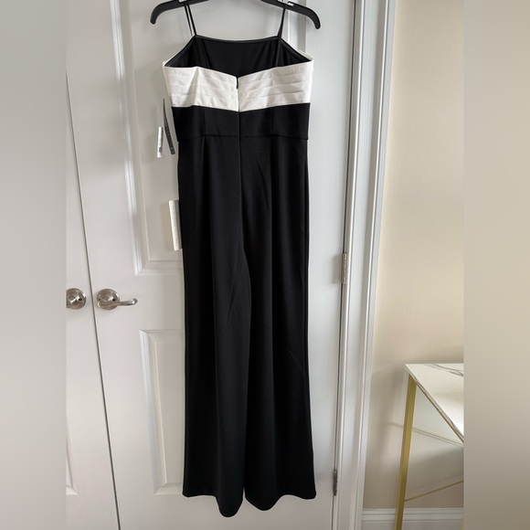 Adrianna Papell Colorblock Crepe strapless jumpsuit with bow. Size 10 - Picture 12 of 16
